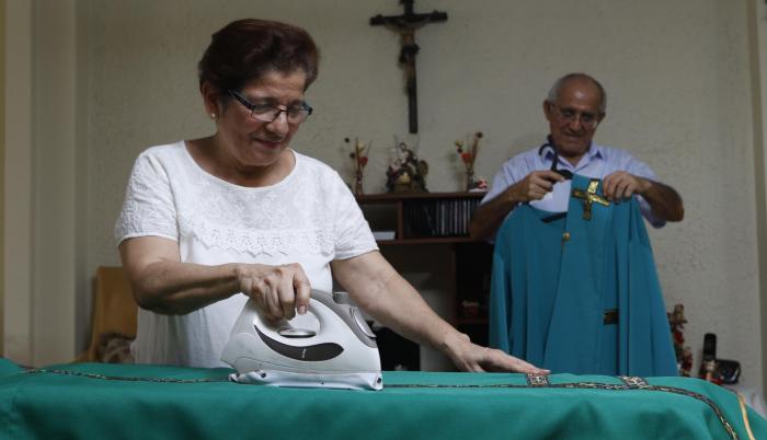 Trabajo. A más de compartir rituales, Mendoza se encarga de mantener limpia la ropa de diácono de su esposo.
