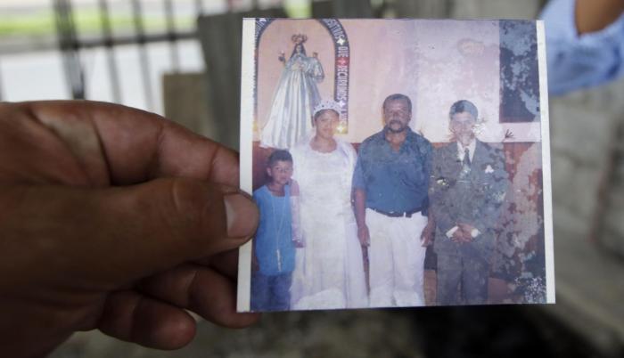 Primera monaguilla. María Alexandra fue, a sus 14 años, la primera monaguilla de San Nicolás, en Santo Domingo. Jorge Senabre la casó en 2003.