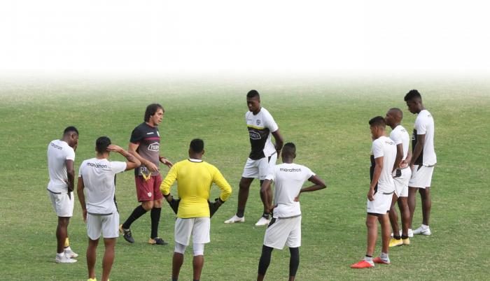 Entrenamiento. Almada habla con sus dirigidos en una práctica de esta semana. Los toreros necesitan los tres puntos contra Emelec.