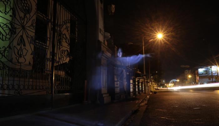 Cementerio. La foto recrea una de las creencias urbanas populares: una joven que pide una carrera hasta el camposanto para luego desaparecer.