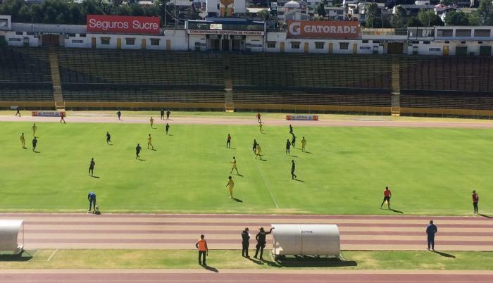 Desde las ocho de la mañana jugadores de diferentes equipos de fútbol ecuatorianos se encuentran entrenando en el estadio Olímpico Atahualpa.