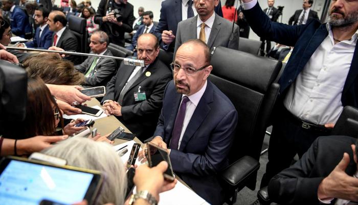 Viena. El ministro de Energía de Arabia Saudí, Khalid al-Falih (c), en la reunión de ayer de la OPEP.