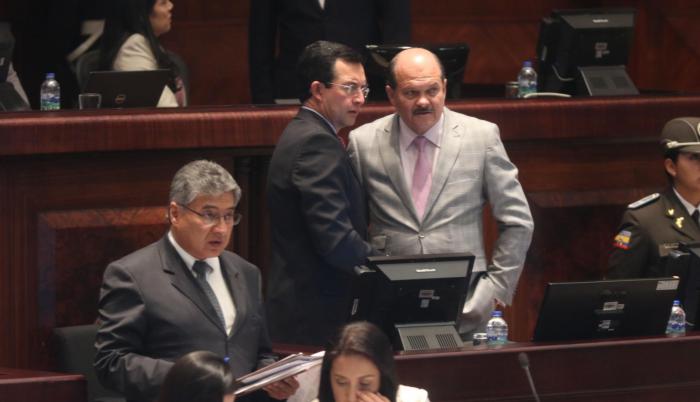 La presidenta Elizabeth Cabezas prefirió no quedarse al debate de ayer. En su lugar, dirigieron la sesión Viviana Bonilla y Carlos Bergman (en la foto con el socialcristiano Luis Fernando Torres). El bloque oficialista se dividió en la votación. Algunos,