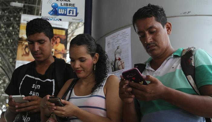 Los tres tipos de acceso a internet que existen: el servicio fijo (en los hogares), telefonía móvil (en teléfonos inteligentes) y el wifi gratuito (señal inalámbrica) municipal.