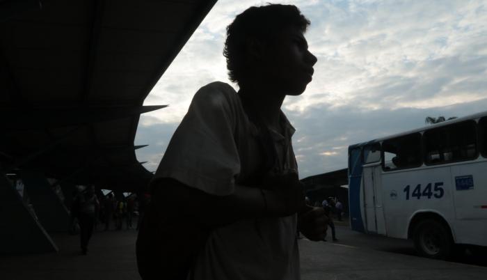 Protagonista. Luis, más conocido como ‘el Mellizo’, es uno de los jóvenes que trabaja en la terminal terrestre y consume estupefacientes cerca de las estaciones de los buses urbanos.