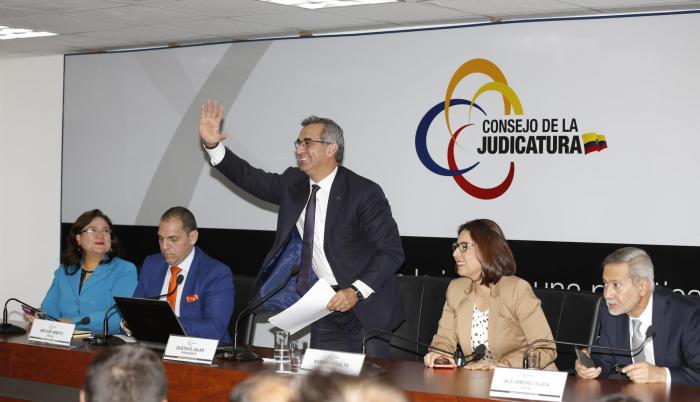 Vocales. Néstor Arbito, Gustavo Jalkh y Karina Peralta, ayer en Quito.