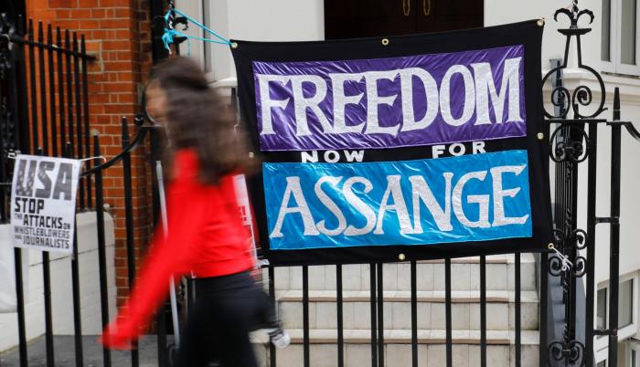 Un cartel colocado en los exteriores de la embajada de Ecuador en Londres reclama “libertad ahora para Assange”.
