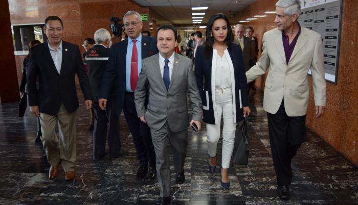 Denunciante. Los legisladores de CREO César Carrión, Fernando Flores, Esteban Bernal, Jeannine Cruz y Fernando Callejas, ayer, en la Asamblea.