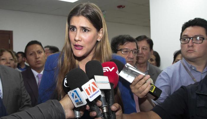 Imagen referencial. Cristina Reyes habla con medios de comunicación.