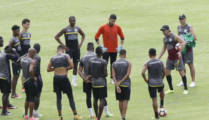 Incertidumbre. El plantel entrenó ayer a las órdenes de Guillermo Almada con la duda de si viajaban o no a la presentación del Colo Colo de Chile. Finalmente el viaje no se realizó.