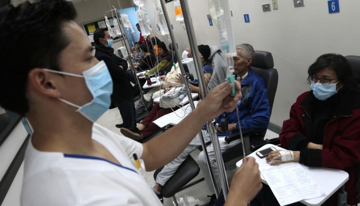 Atención. Ayer varios pacientes recibían quimioterapia ambulatoria en los consultorios de Solca. Muchos de ellos son trasladados desde el IESS.