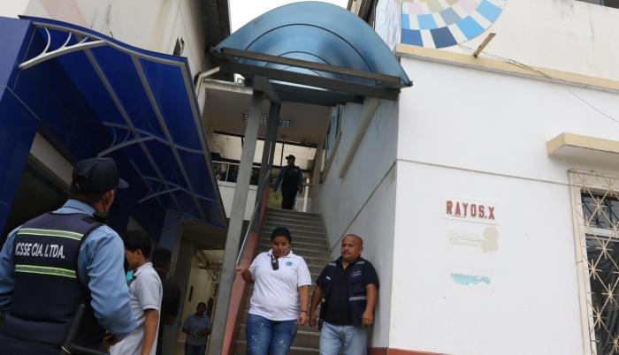 Escenario. Personal administrativo del hospital neumológico ingresó ayer al centro, pero no hubo declaraciones.