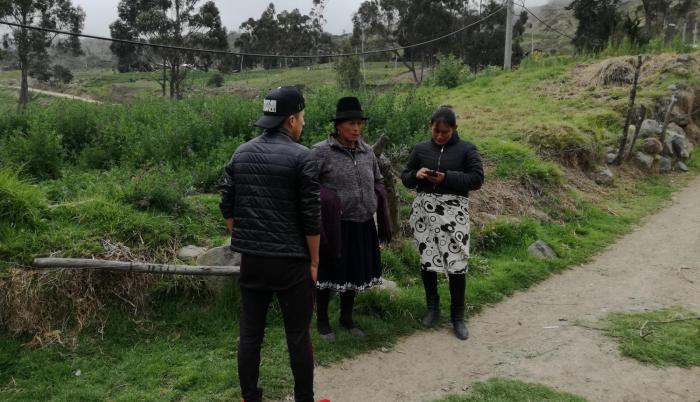 Desconsuelo. Hermana de Luis, su tía y un compañero de los jóvenes fallecidos lamentan la tragedia.