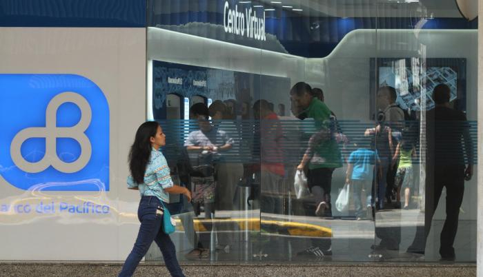 Es miembro del directorio del Colegio de Economistas del Guayas y analista en temas económicos y bancarios.