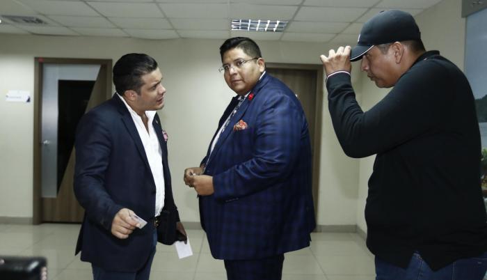 El presentador con su abogado, Pedro Buitrón.