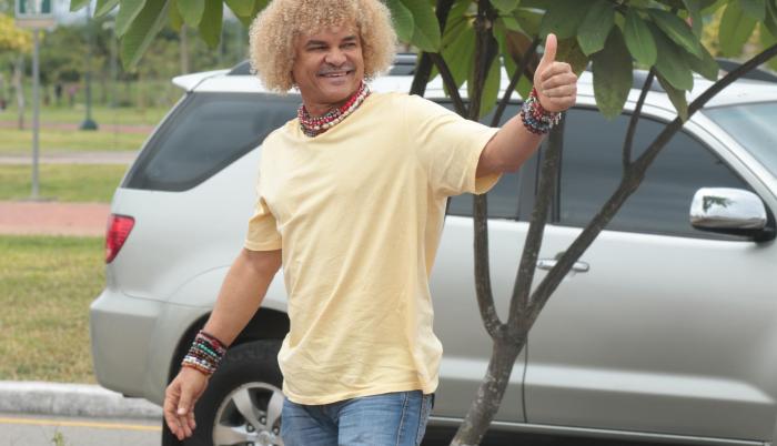 Carlos ‘Pibe’ Valderrama ejerce como comentarista deportivo en canales colombianos.