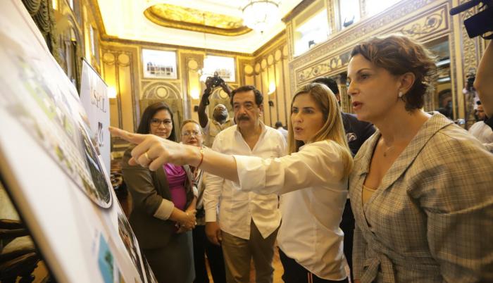 El proyecto fue presentado por medio de gráficos y también con un vídeo. El alcalde Nebot y la rectora de la Espol, Cecilia Paredes (izq), observan las proyecciones.