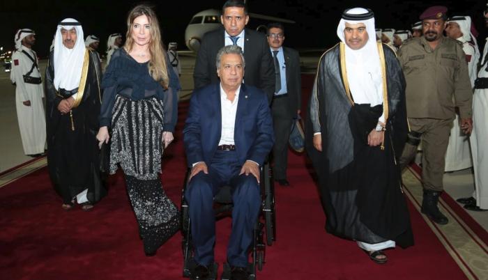 El primer mandatario a su arribo a Catar.