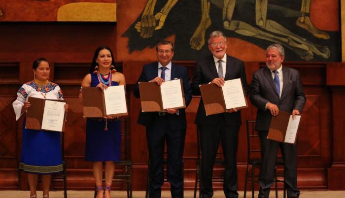 Las nuevas autoridades exhiben las actas de posesión.