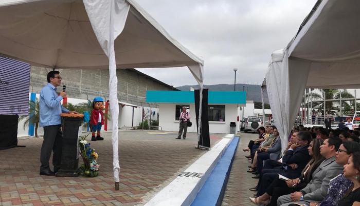 Fander Falconí, ministro de Educación, durante su intervención en los exteriores del plantel