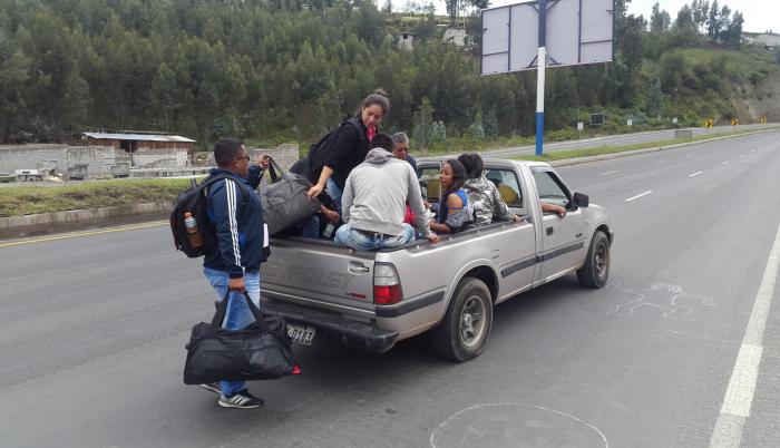 Decenas de personas se vieron obligadas, a caminar largos tramos en la Panamericana E35 hasta conseguir la manera de movilizarse.
