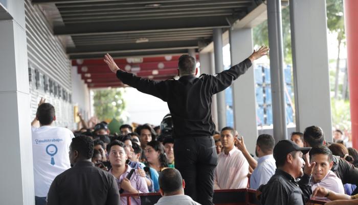 Anuncio. Uno de los guardias del Centro de Convenciones de Guayaquil informa que no hay espacio en el interior para más personas.