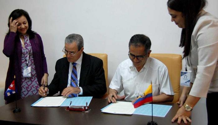 El ministro de Educación Superior de la isla, José Saborido, suscribió junto a su par ecuatoriano, el secretario de Educación Superior, Ciencia y Tecnología, Augusto Barrera.