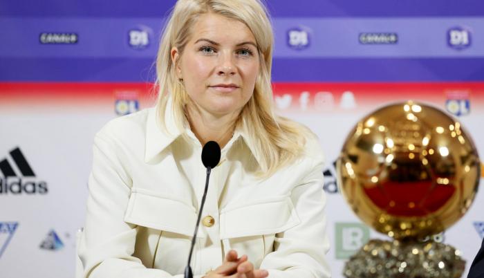 Hegerberg juega como delantera y su equipo actual es el Olympique de Lyon de la Division 1 de Francia.