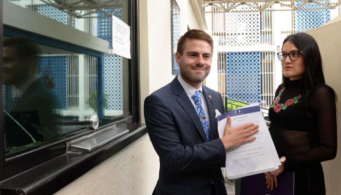 Escrito. Felipe Rodríguez exhibe el escrito que presentó ayer en la Fiscalía para denunciar a Norma Vallejo.