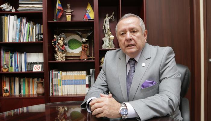 Es doctor en Jurisprudencia; magíster en Docencia y Gerencia de Educación Superior; doctor (PhD) en Ciencias de la Educación; director general de Ecomundo; canciller de la Universidad Tecnológica, Ecotec; el lunes pasado fue designado por el CES, presiden
