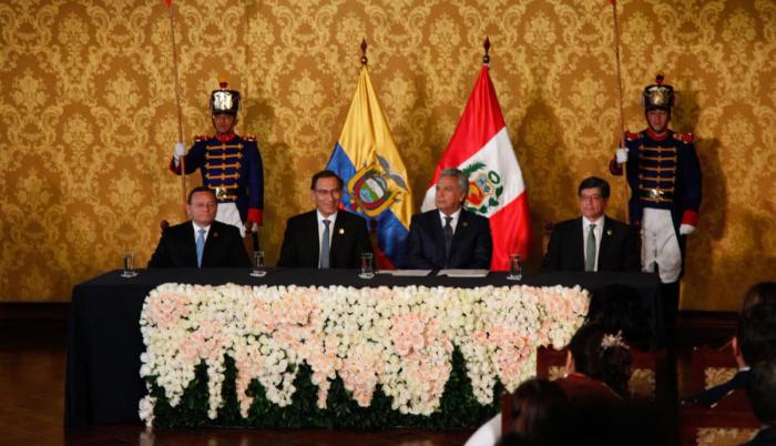 Vizcarra fue recibido a primera hora de este jueves, sobre la pista de aterrizaje, por el ministro de Exteriores ecuatoriano, José Valencia.