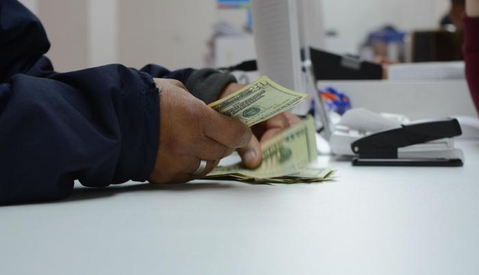 Referencial. La única vez que se llegó a un consenso, en los últimos 17 años, entre las tres partes para definir el Salario Básico Unificado fue en 2016.