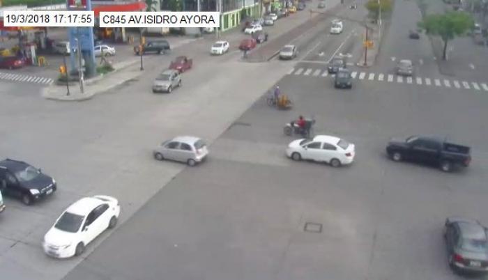 Varios semáforos dejaron de funcionar por apagón de luz varios sectores de Guayaquil.