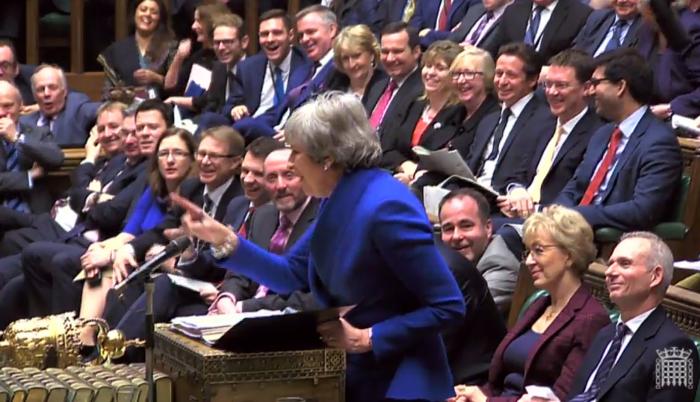 El Ejecutivo de la primera ministra británica, Theresa May, fue acusado de que sus planes son un “engaño” para presionar a los diputados para que respalden el acuerdo consensuado con Bruselas.