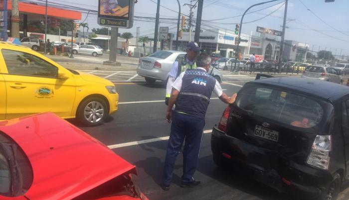 Los agentes de la ATM controlan estas colisiones para que el tráfico no se vuelva más intenso.