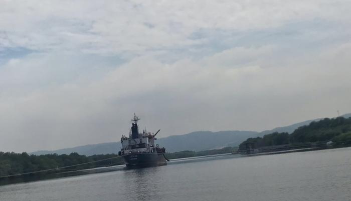 Sistema. La forma de amarre de los barcos impide la navegación.