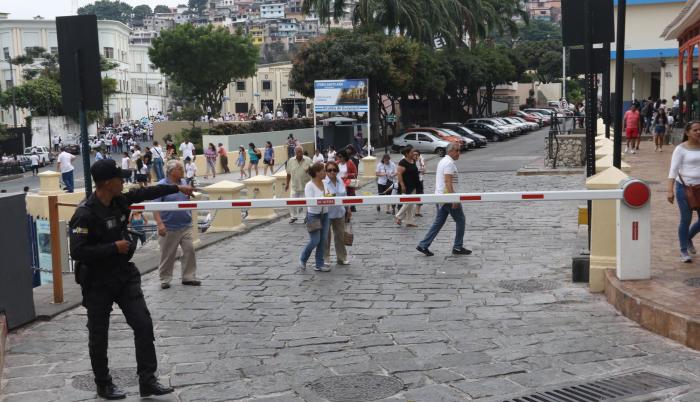 Durante el fin de semana pasado el número de policías y agentes de seguridad privada aumentó en el Malecón y en el cerro Santa Ana. Las actividades en el lugar se desarrollaron con normalidad, pese a lo ocurrido la noche del viernes.