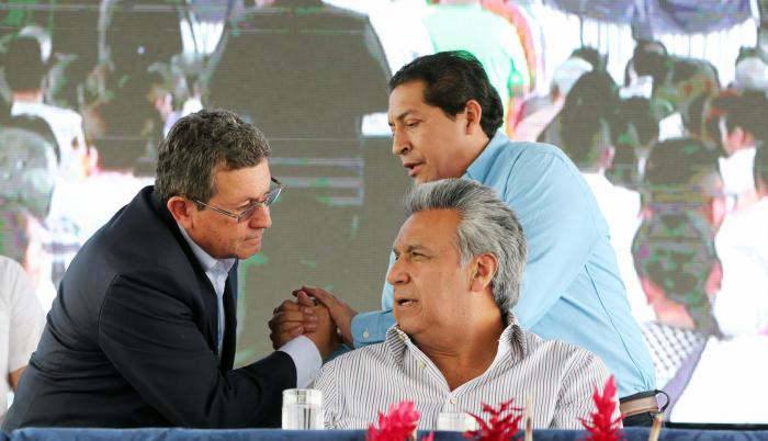 Babahoyo. El ministro Aurelio Hidalgo y el prefecto Marco Troya conversan con el presidente Lenín Moreno.