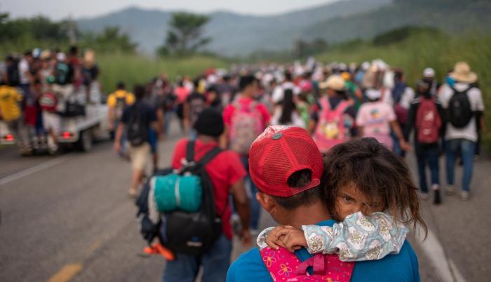 Chiapas. Un hondureño carga a su hija Allison, de 4 años, mientras camina en medio de una caravana.