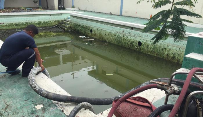 Primeros trabajos. La mañana del pasado 4 de mayo personal de la Armada llegó hasta el exjardín y vació el agua sucia que se había acumulado en la piscina luego de las lluvias.