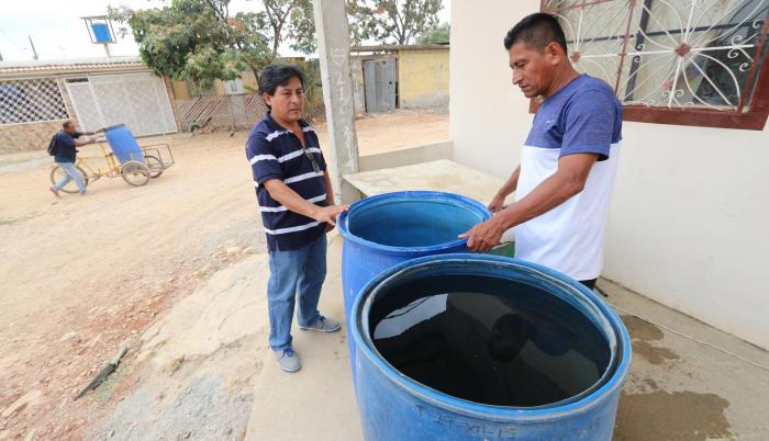 Alternativa. El usuario Nelson Quimí (derecha) recurre a los tanqueros para abastecerse de agua.