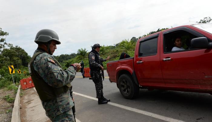 Revisión. A 3,8 kilómetros del redondel del ingreso al cantón San Lorenzo se encuentra el primer retén, policial y militar, que permite el acceso a la parroquia Mataje.