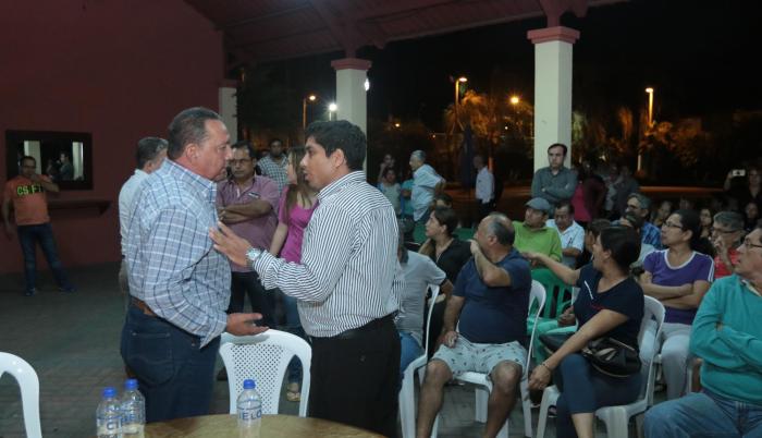 Altercado. Vecinos y representantes del Municipio de Daule intercambiaron palabras en voz alta en la sesión.