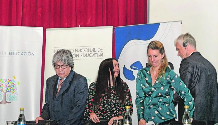 Acto. El ministro de Educación, Milton Luna (I), recibió los resultados de las pruebas PISA para el Desarrollo.