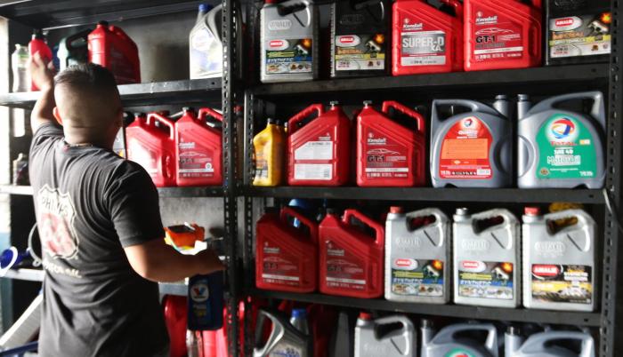Inventario. El stock que tienen algunos locales, aún evita que esta alza sea sentida con fuerza en el mercado.