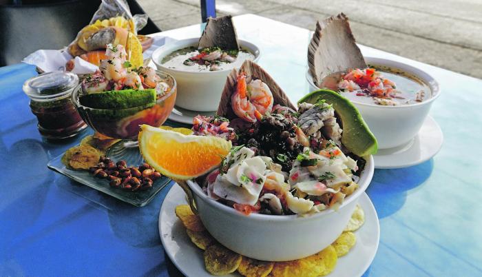 Mariscos. Encebollado y ceviches del local El colorado de la bahía, uno de los ganadores de la feria gastronómica Raíces.
