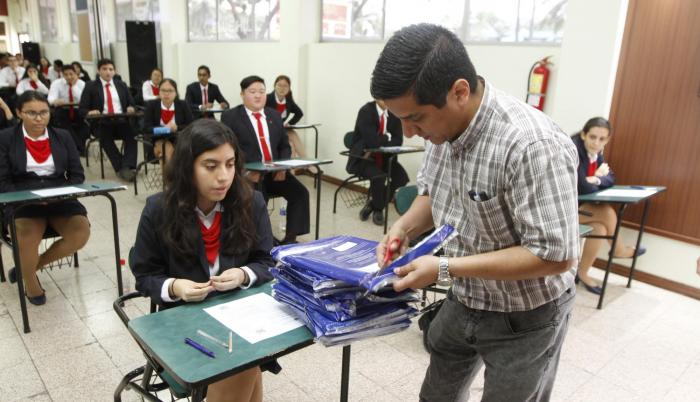 Proceso. Whimper León, del colegio Americano, abre en presencia de los alumnos las fundas selladas de los exámenes que llegaron desde Ginebra.