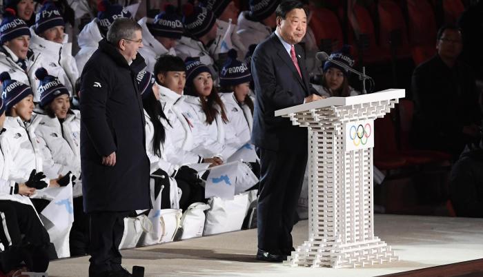 Lee Hee-beom, presidente y CEO del Comité Organizador de PyeongChang habla junto al presidente del COI Thomas Bach.