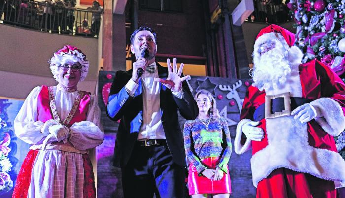 Mall del Sur. El público visitante disfrutó la noche del jueves de animadores, bailarinas y personajes navideños.