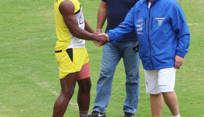 Hernán Darío Gómez, seleccionador ecuatoriano, saluda con Joffre Guerrón, uno de los jugadores del Ídolo que dialogaron unos minutos con el Bolillo.